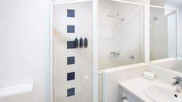 Een douche, milieuvriendelijk toiletgerief, een haardroger, handdoeken