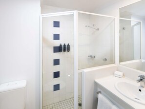 Ducha, artículos de higiene personal ecológicos y secador de pelo