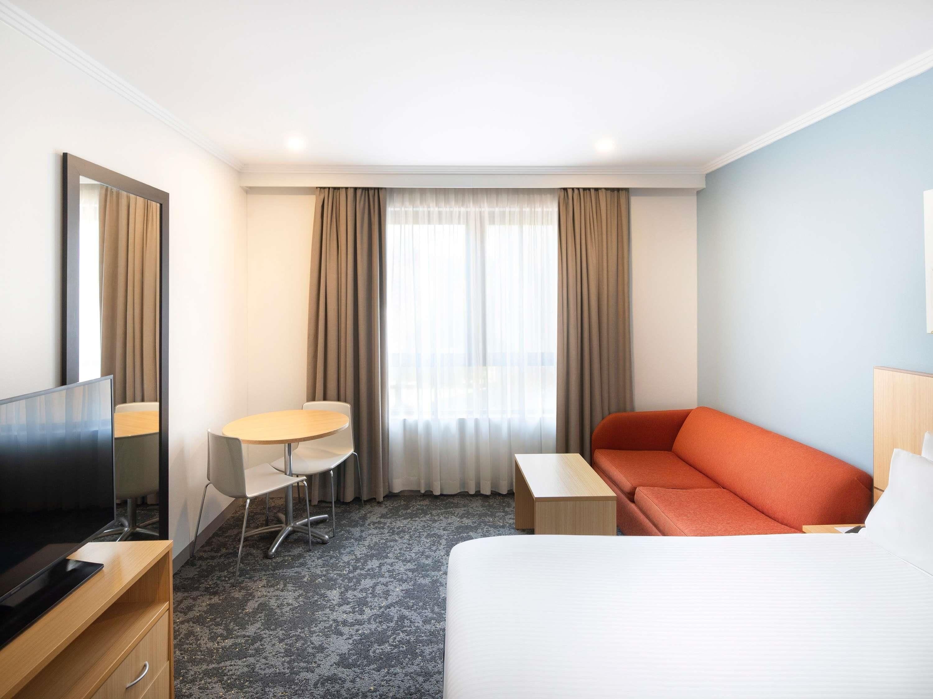 高档床上用品、客房内保险箱、办公桌、笔记本电脑工作区