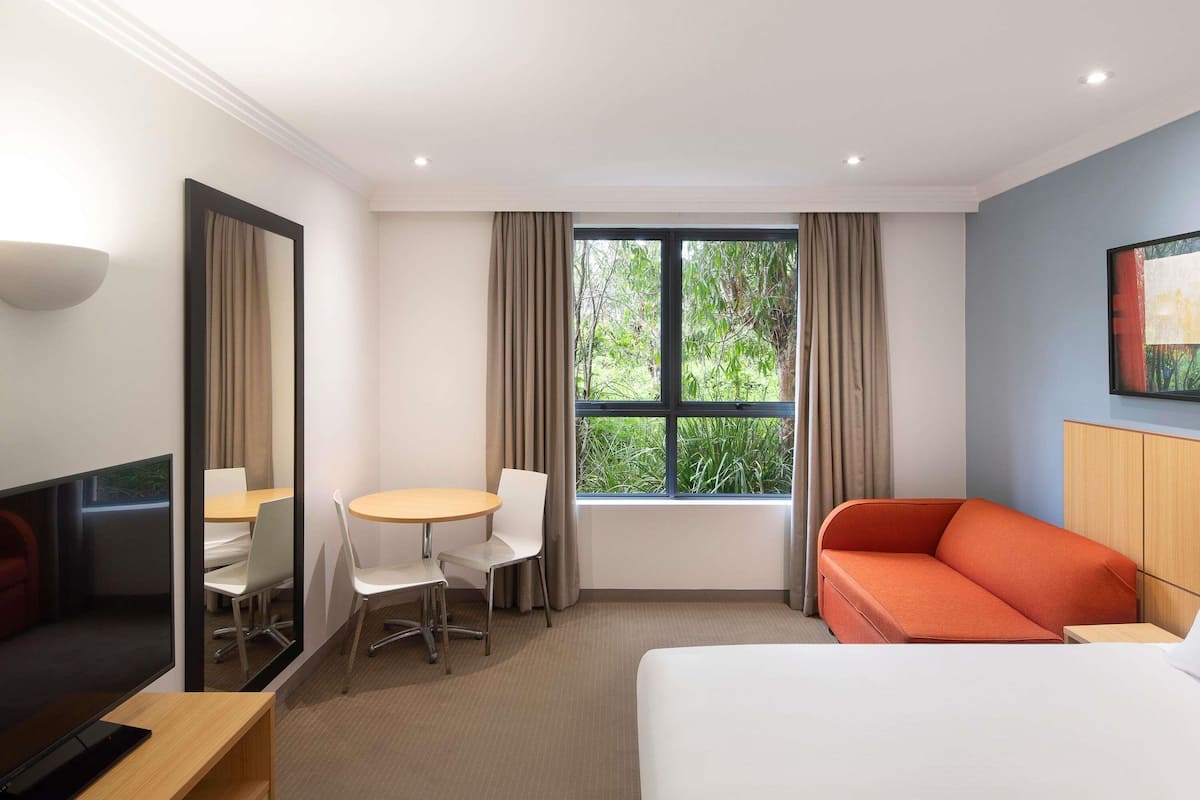 Standard Room, 1 Queen Bed (Accessible Room)