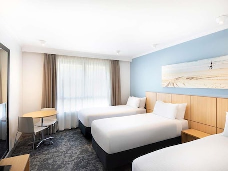Standard-Dreibettzimmer, 3 Einzelbetten | Zimmersafe, laptopgeeigneter Arbeitsplatz, Bügeleisen/Bügelbrett. Mercure Brisbane Garden City