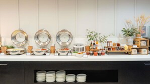 Een buffet met verschillende soorten eten en drinken.