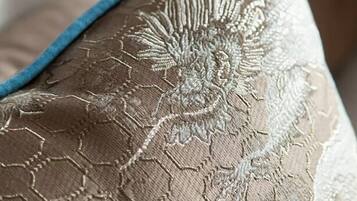 Een close-up van een kussen met een structuurpatroon en blauwe bies.