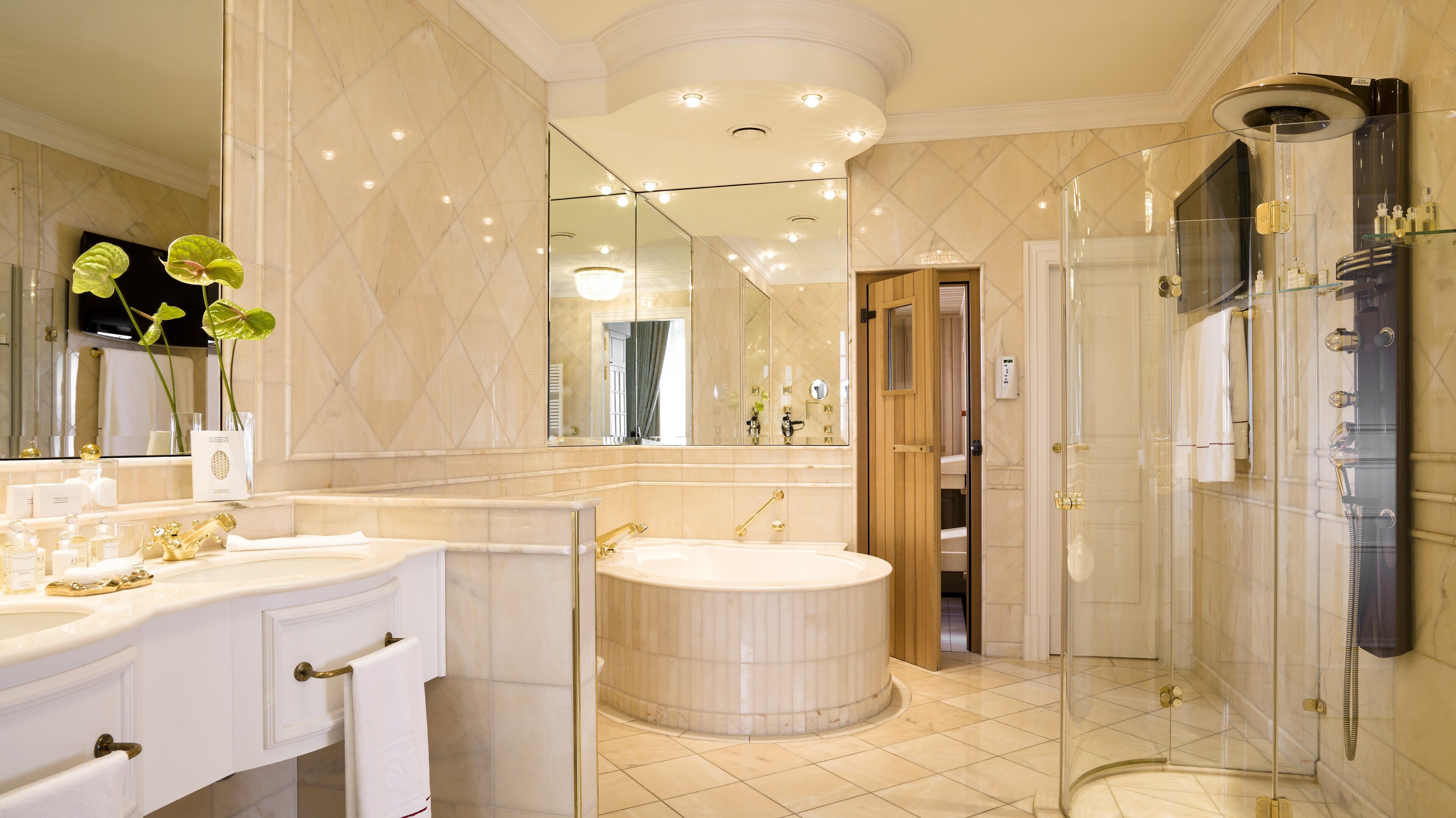 presidential suite | bathroom | combined shower/bathtub, free toiletries, hair dryer, bathrobes