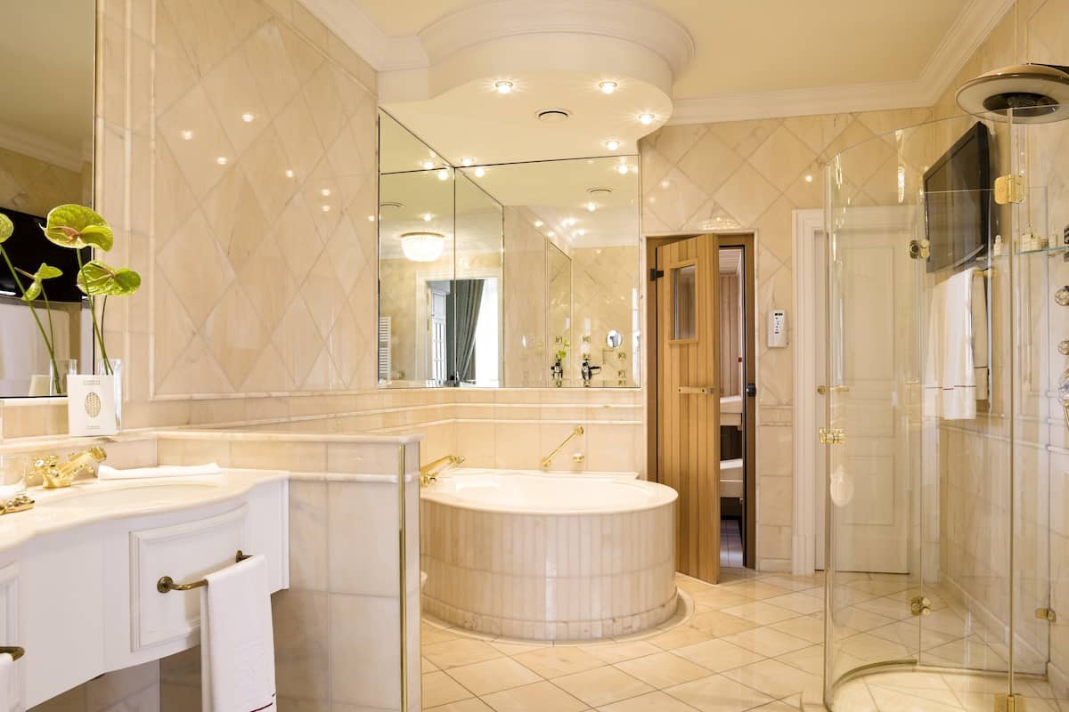 presidential suite | bathroom | combined shower/bathtub, free toiletries, hair dryer, bathrobes