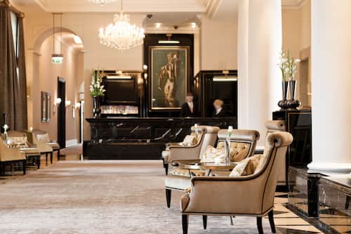 Lobby lounge