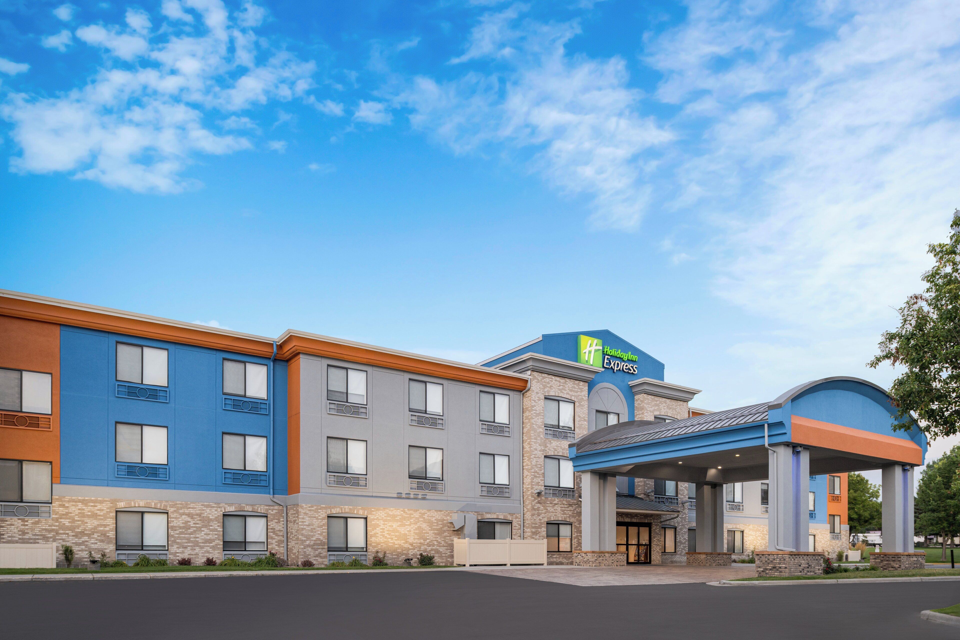 Hotel Holiday Inn Express de disseny modern, amb façana blava i taronja, nombroses finestres i entrada coberta.