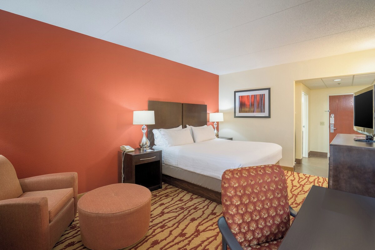 Standard Room, 1 King Bed | Desk, blackout curtains, iron/ironing board, free cots/infant beds