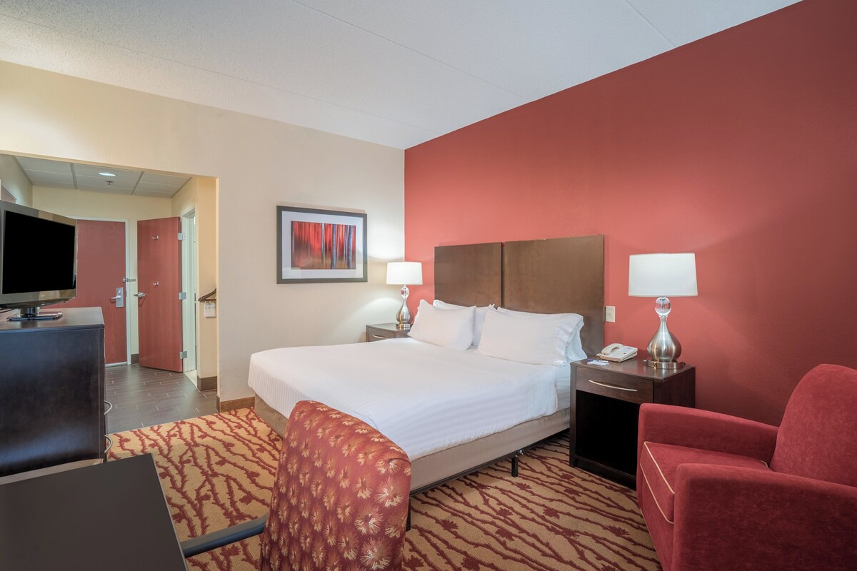 Standard Room, 1 King Bed, Accessible (Mobil, Roll Shwr) | Desk, blackout curtains, iron/ironing board, free cots/infant beds