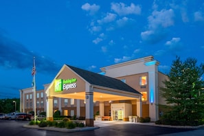 Un hôtel Holiday Inn Express doté d’une entrée abritée et d’un parking.