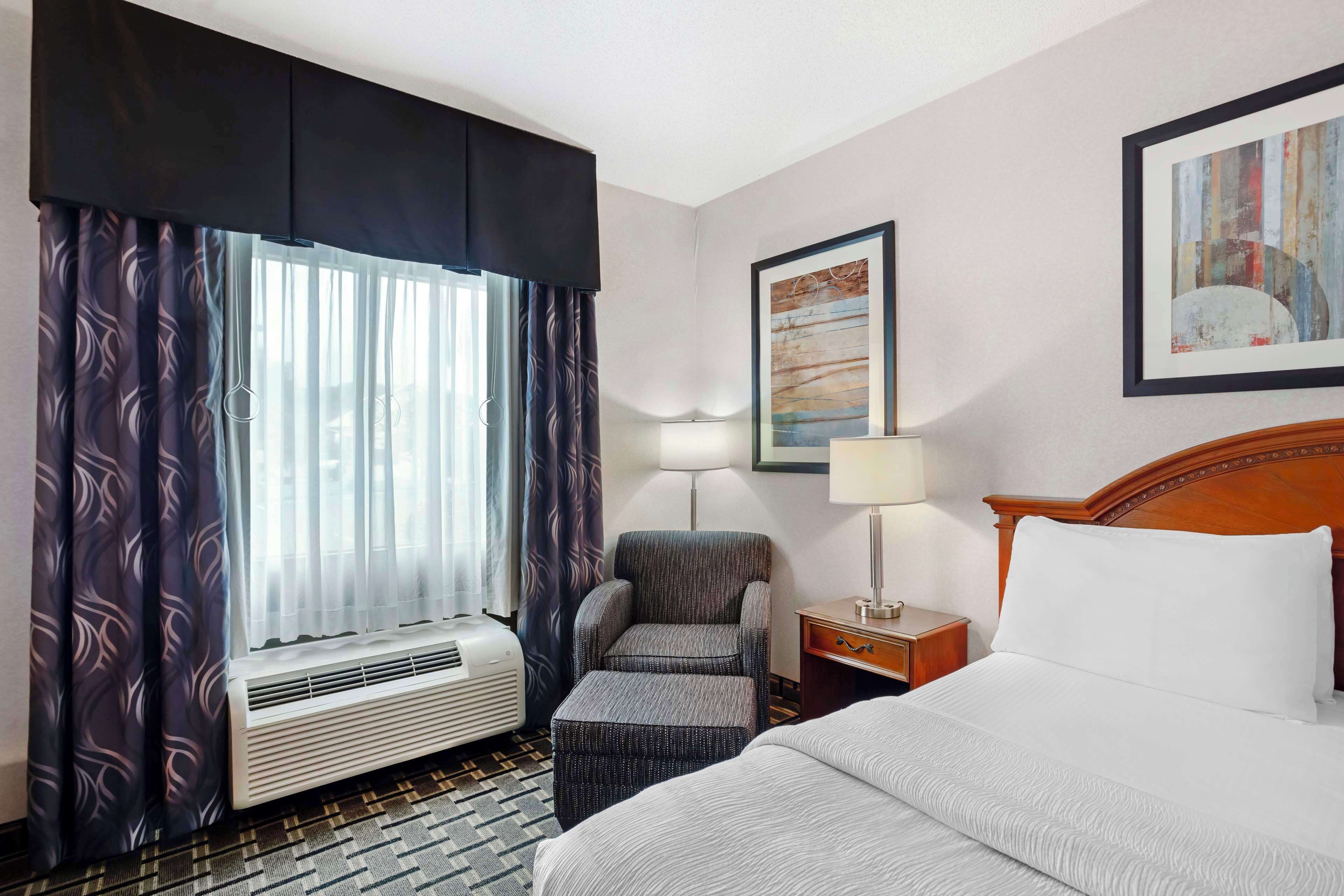 standard room, 1 king bed, refrigerator & microwave | 1 bedroom, iron/ironing board, free wifi, bed sheets