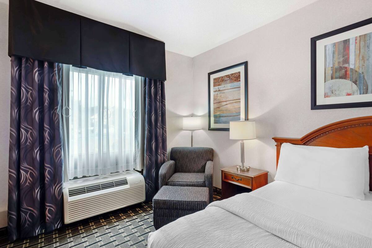 standard room, 1 king bed, refrigerator & microwave | 1 bedroom, iron/ironing board, free wifi, bed sheets