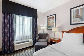 Habitación estándar, 1 cama King size, refrigerador y microondas | Tabla de planchar con plancha, wifi gratis y ropa de cama 
