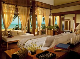 Double Room (Anjung) | Tilam berlapik, bar mini, peti besi dalam bilik, meja 