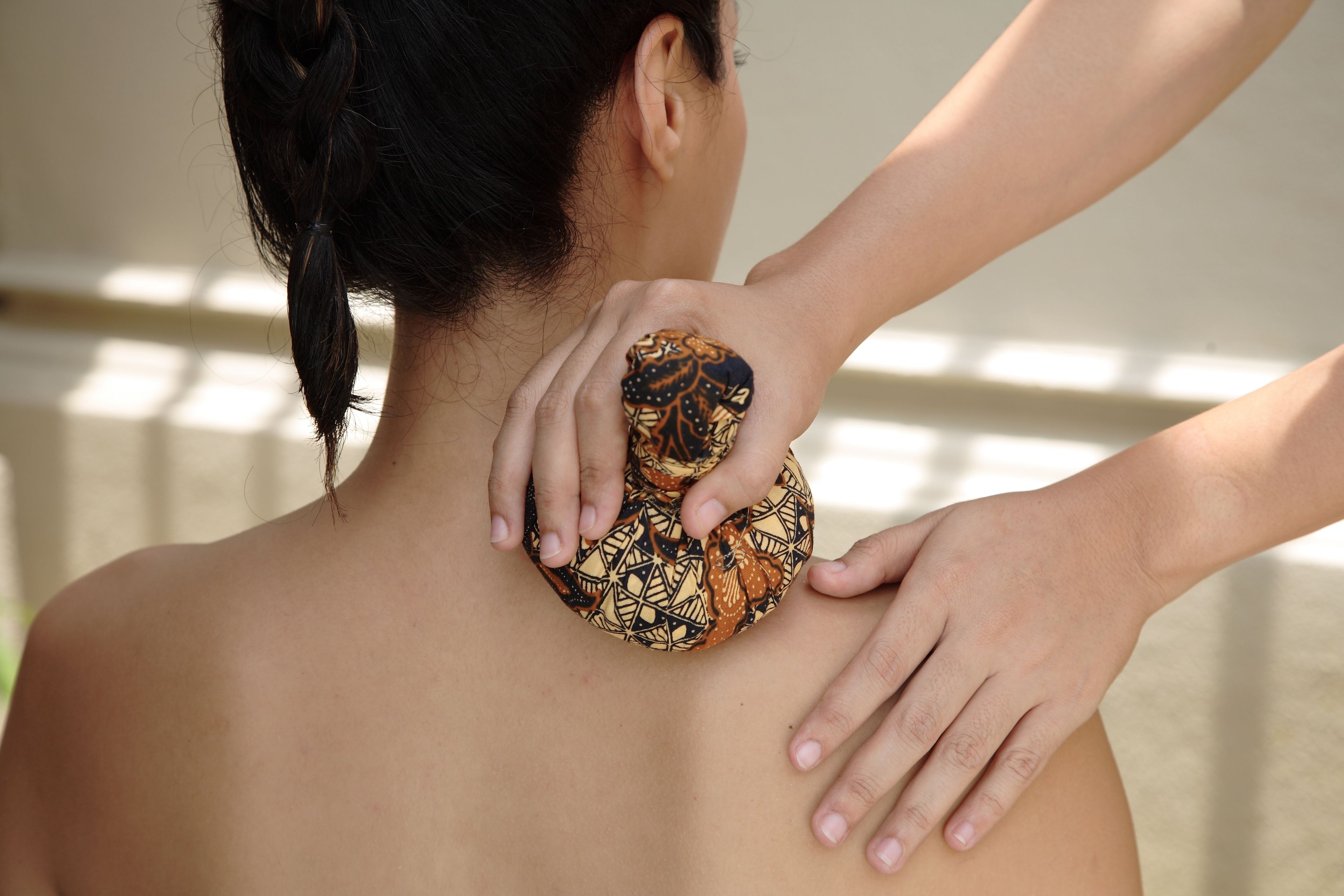 Une personne qui reçoit un massage du dos.