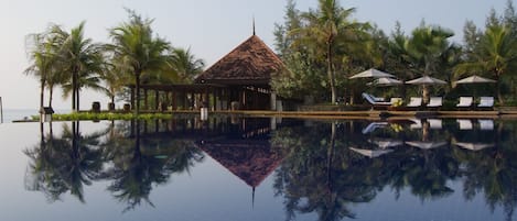 2 outdoor pools, open 8:00 AM to 7:00 PM, free pool cabanas