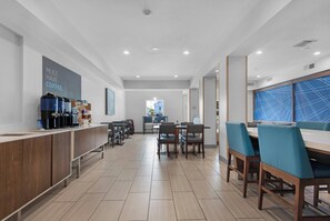 Free buffet breakfast - Holiday Inn Express Destin E - Commons Mall area by IHG (Destin)