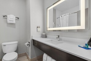 Combined shower/tub, free toiletries, hair dryer, towels - Holiday Inn Express Destin E - Commons Mall area by IHG (Destin)