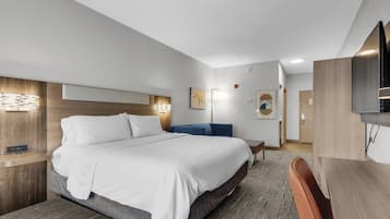 Suite, 1 cama King size y sofá cama | Caja de seguridad en la habitación, escritorio y cortinas blackout