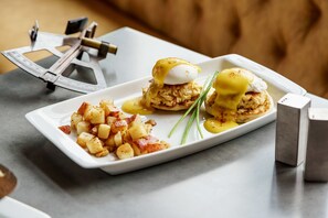 A breakfast plate with eggs benedict and potatoes. - Hilton Garden Inn Annapolis Downtown (Annapolis)