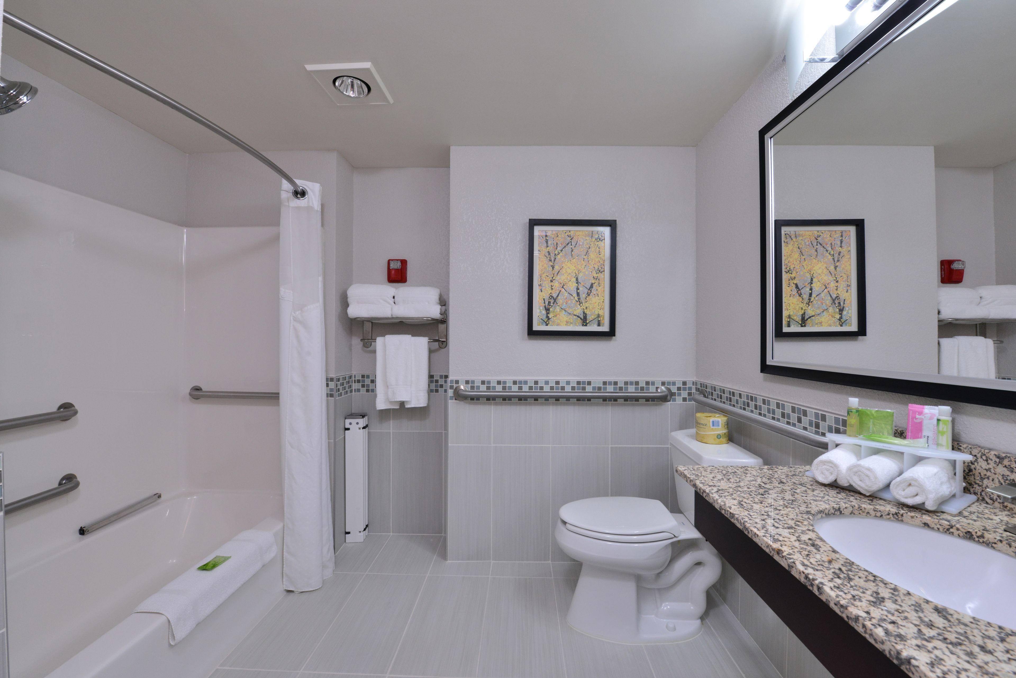 combined shower/bathtub, hair dryer, towels