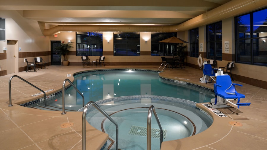 Holiday Inn Express & Suites New Berlin by IHG