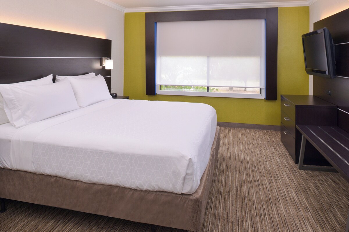 Suite, 2 Bedrooms | In-room safe, desk, iron/ironing board, cribs (free)