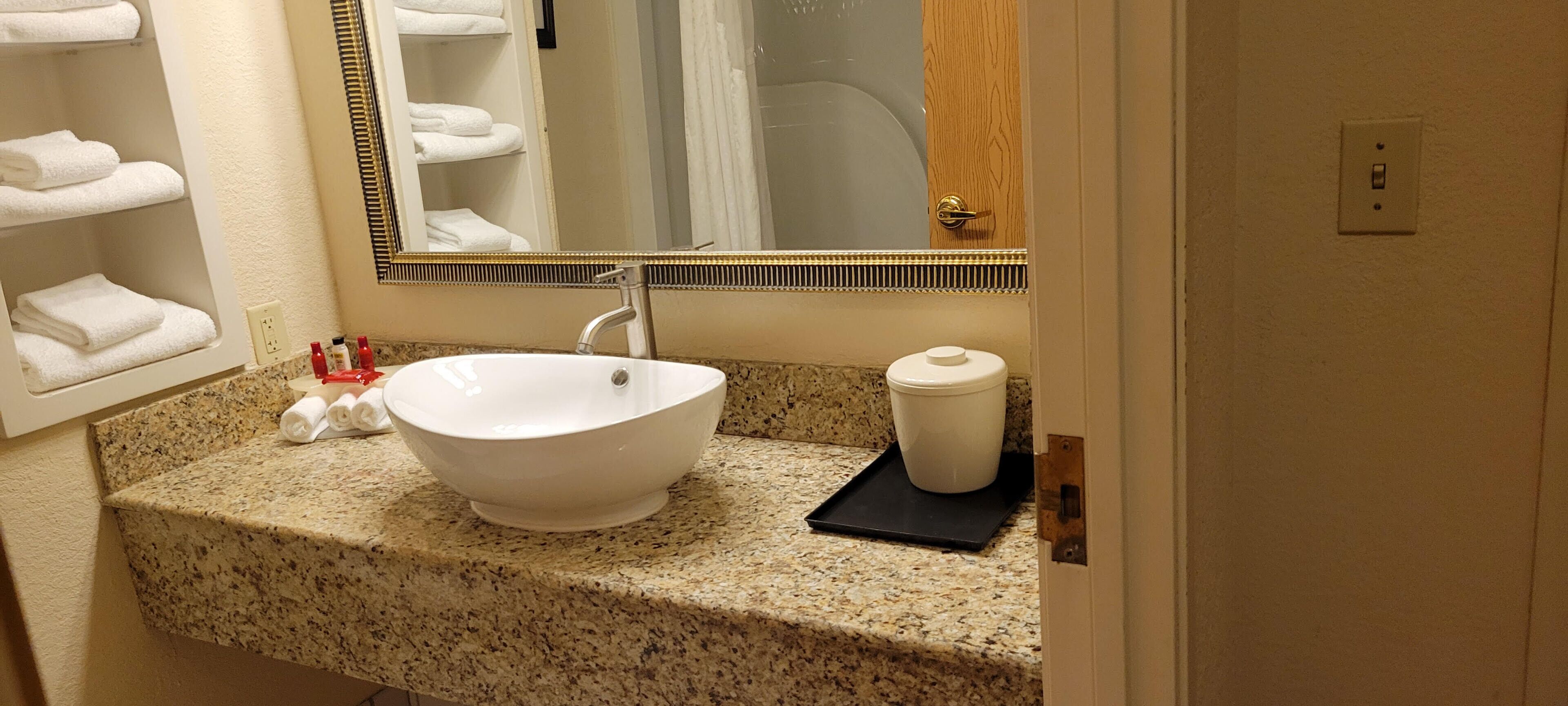 standard king room | bathroom | free toiletries, hair dryer