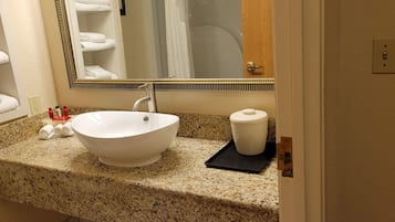 標準客房, 1 張特大雙人床 | 浴室 | 免費盥洗用品、吹風機