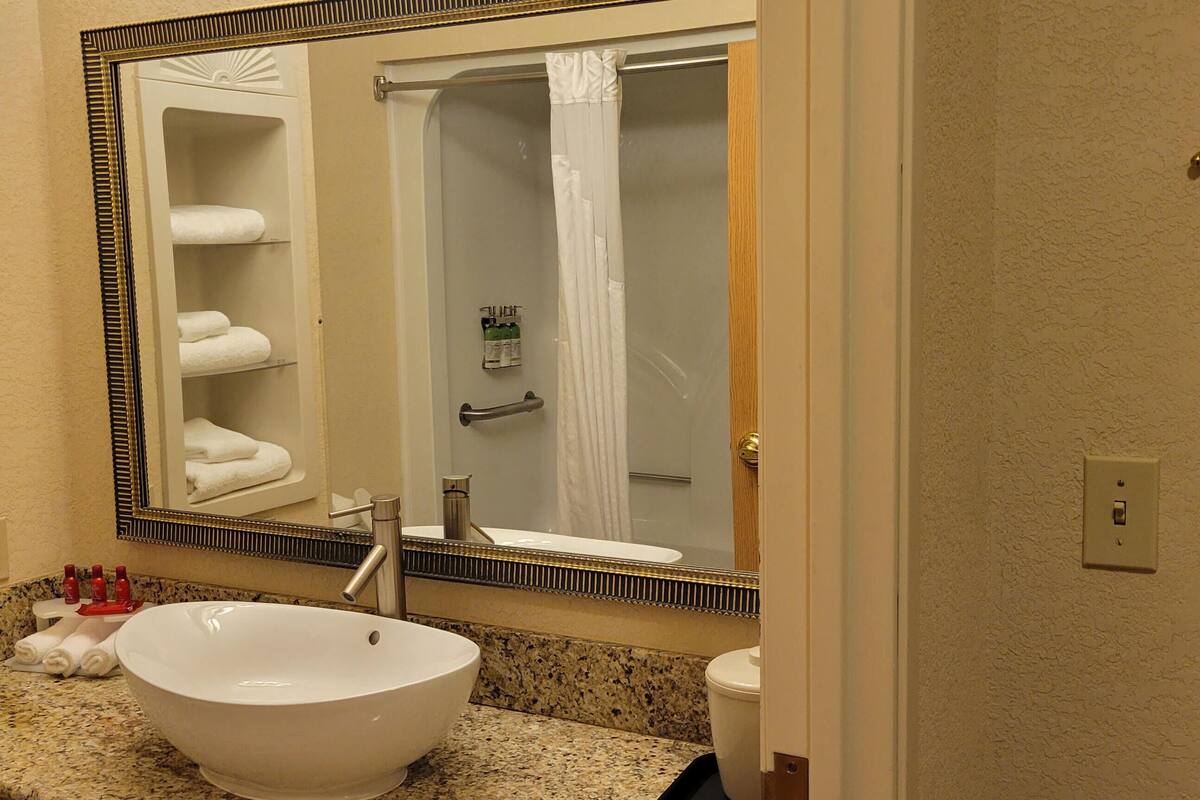 free toiletries, hair dryer