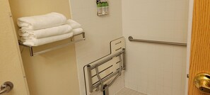 Zimmer, 1 King-Bett, barrierefrei (Roll In Shower) | Badezimmer | Kostenlose Toilettenartikel, Haartrockner