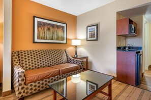 Premium bedding, desk, laptop workspace, blackout curtains - BW Plus Flagler Beach Area Inn & Suites (Palm Coast)