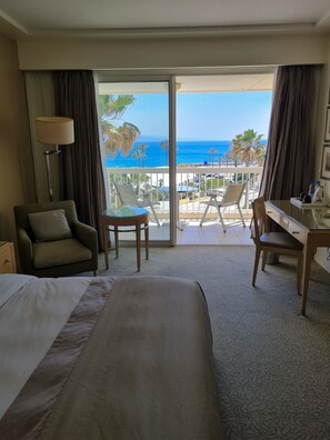 Habitación Deluxe, 1 cama King size, vista al mar | Minibar, caja de seguridad en la habitación y escritorio 