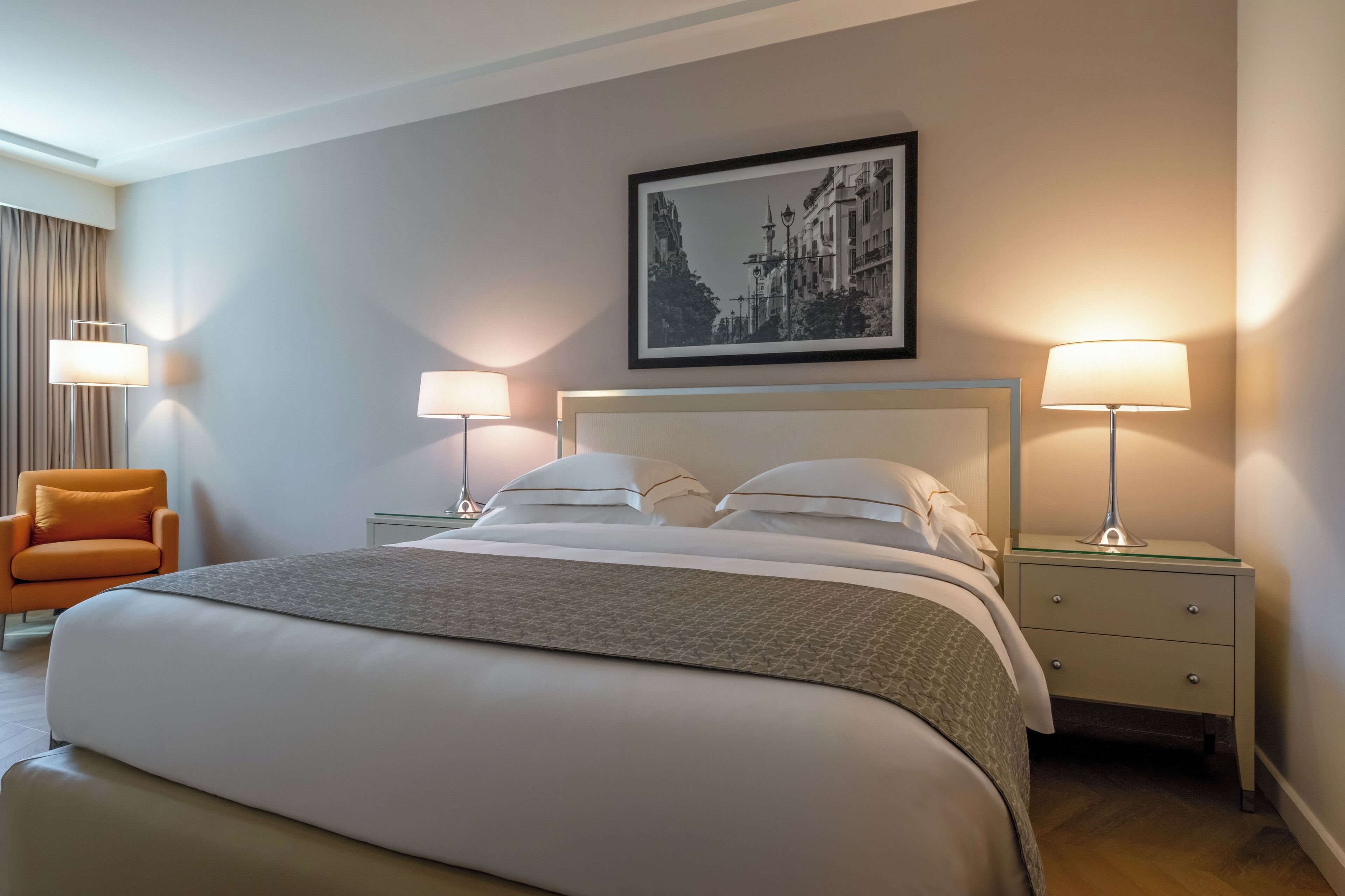 1 quarto, frigobar, cofres nos quartos, escrivaninha