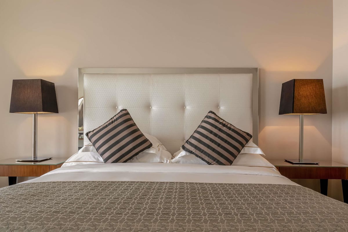 Suite Royal, 1 cama matrimonial | 1 habitación, minibar, caja de seguridad en la habitación y escritorio