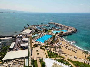 Un complexe hôtelier doté de plusieurs piscines, d’une plage et d’un port de plaisance.