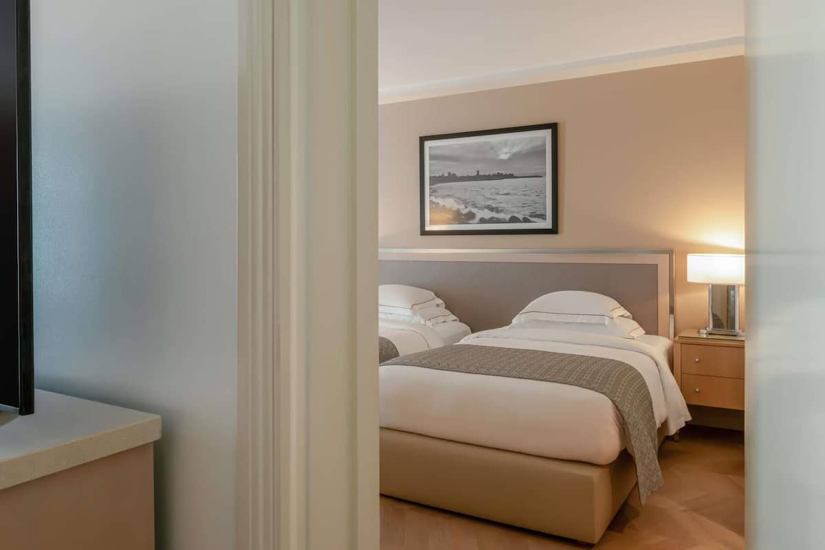 Habitación familiar, 2 camas matrimoniales, habitaciones conectadas | 1 habitación, minibar, caja de seguridad en la habitación y escritorio