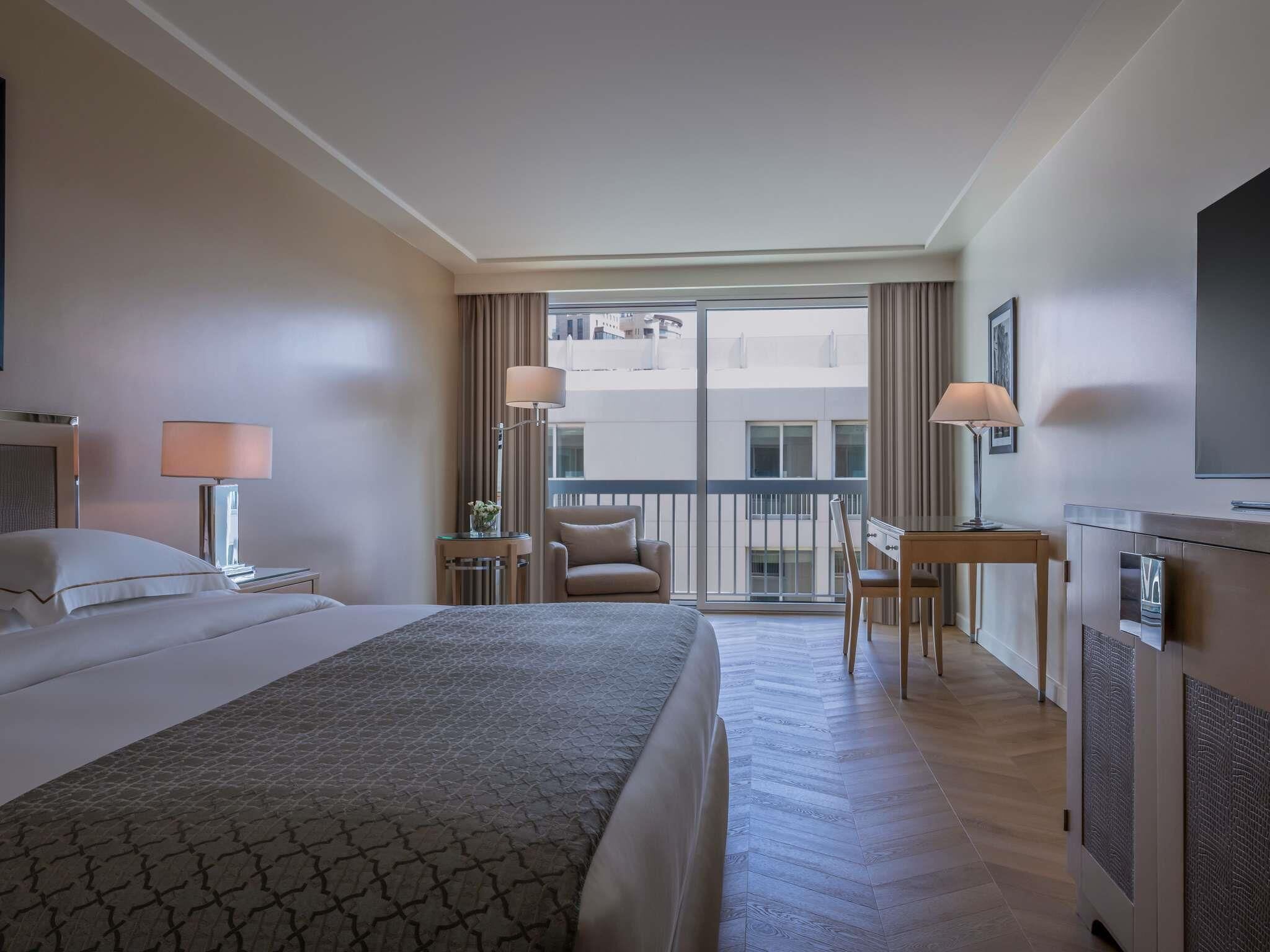 Habitación clásica, 1 cama de matrimonio grande | 1 dormitorio, minibar, caja fuerte y escritorio