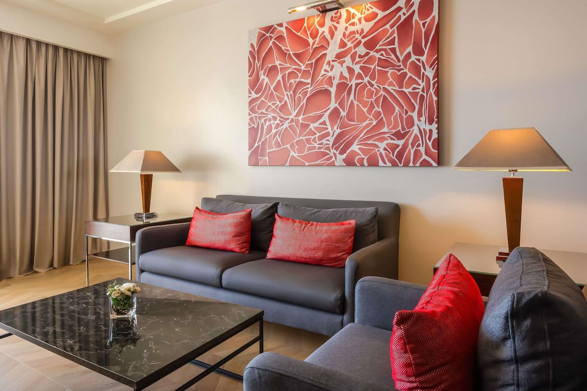 Suite Exécutive, 1 très grand lit, vue mer | 1 chambre, minibar, coffres-forts dans les chambres, bureau