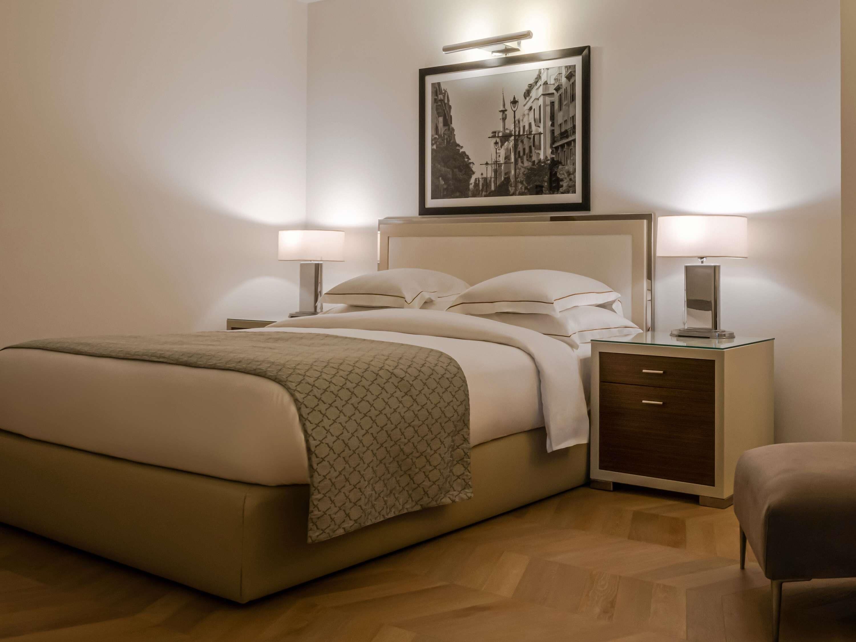 Deluxe Suite, 1 King Bed | 1 bedroom, minibar, in-room safe, desk