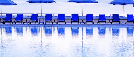 Indoor pool, 3 outdoor pools, pool loungers