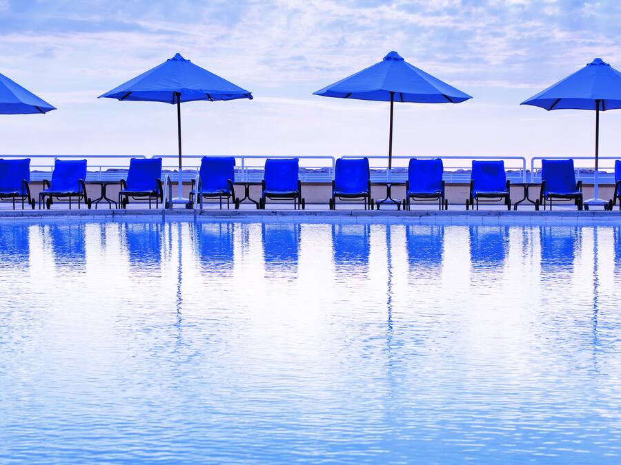 Kolam renang tertutup, 3 kolam renang terbuka, kerusi lepak pantai