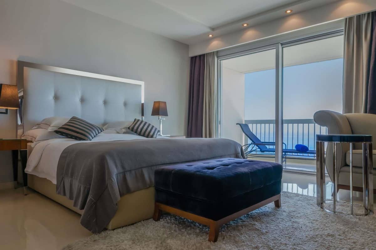 Suite, 1 cama King size, vista al mar (Ambassador) | 1 habitación, minibar, caja de seguridad en la habitación y escritorio