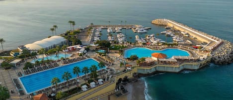 Una piscina techada, 3 piscinas al aire libre