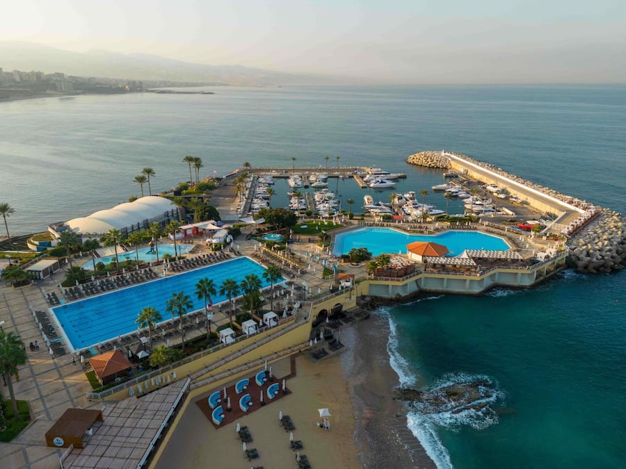 Una piscina techada, 3 piscinas al aire libre