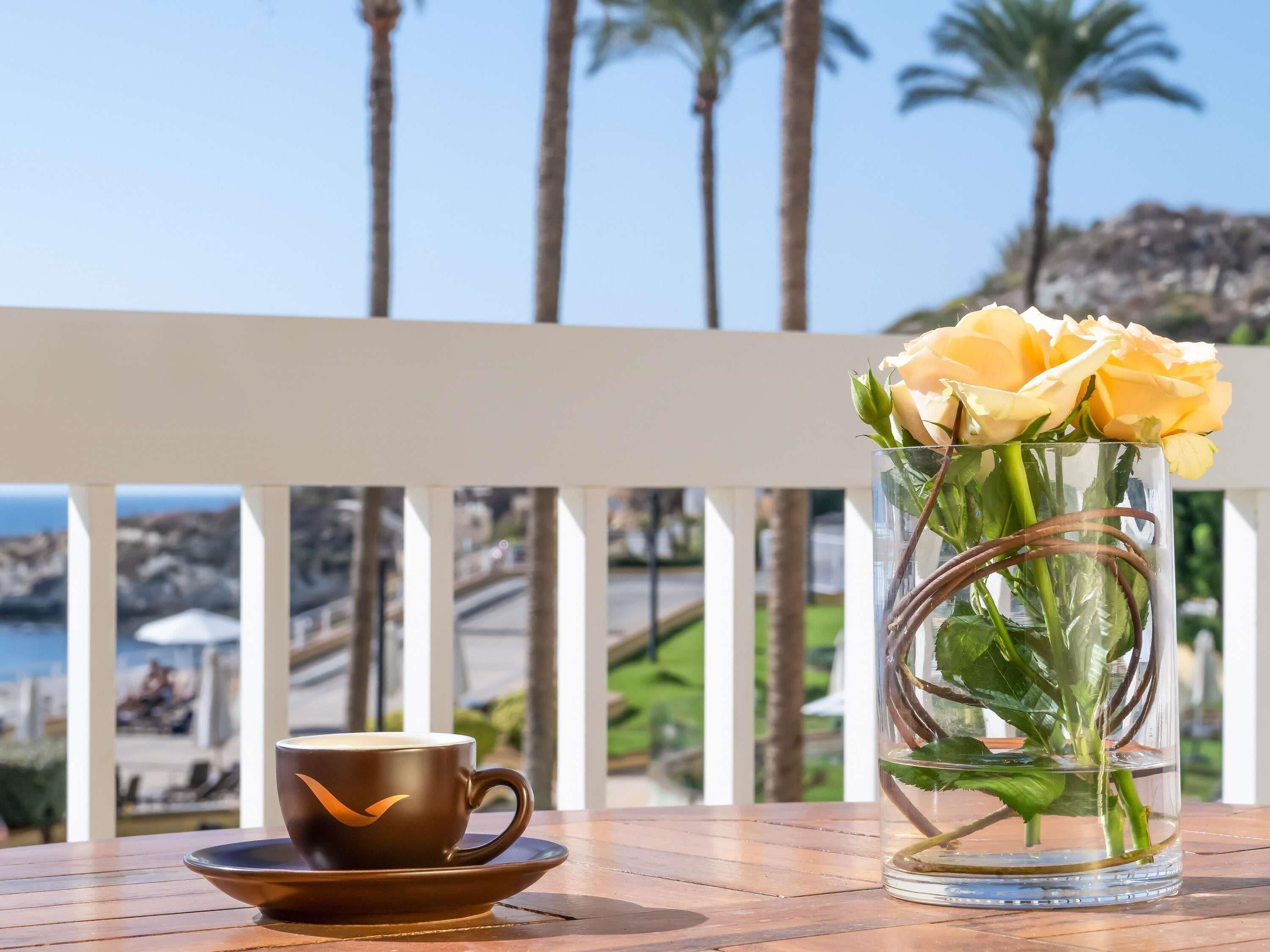 1 quarto, frigobar, cofres nos quartos, escrivaninha