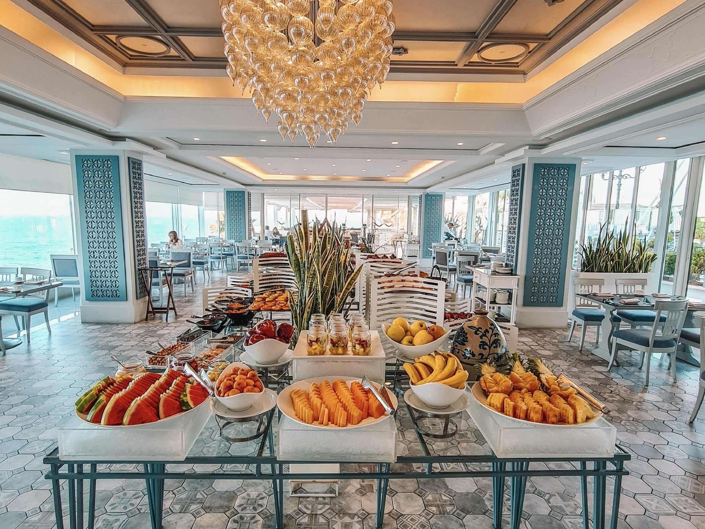 2 restaurants, breakfast served