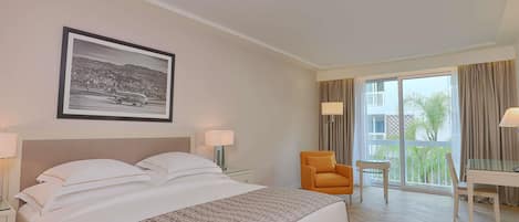 Executive Room, 1 King Bed | 1 bedroom, minibar, in-room safe, desk