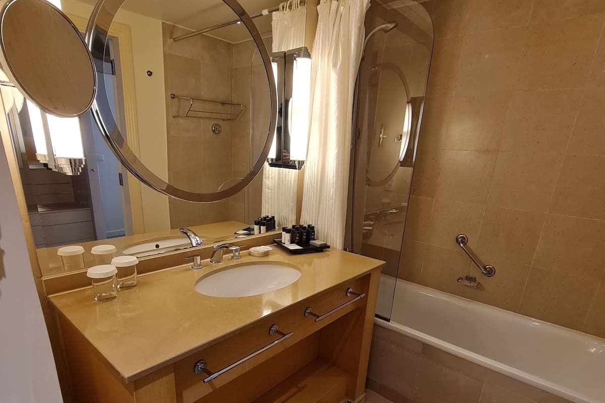 Superior Twin Room, 2 Single Beds, City View | Bathroom | Eco-friendly toiletries, hair dryer, slippers, bidet