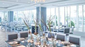 2 restaurants, breakfast served